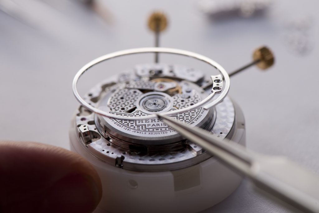 Chi tiết bộ máy đồng hồ Hermès với nhíp đang gắn viên đá ruby