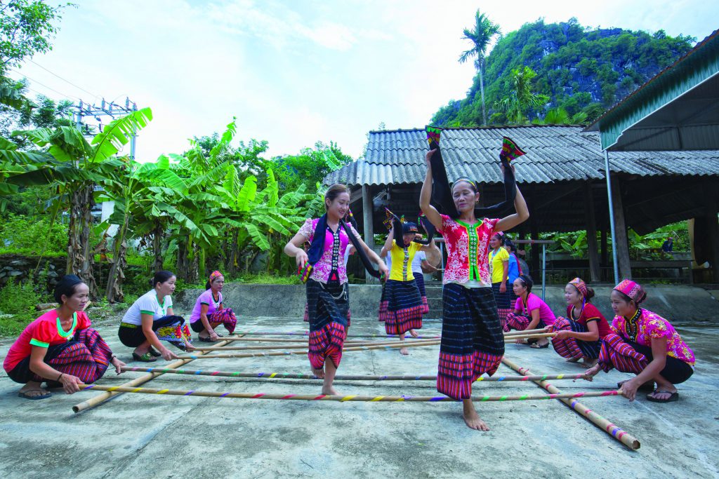 Múa truyền thống của đồng bào dân tộc trong sân nhà sàn ở miền tây Nghệ An