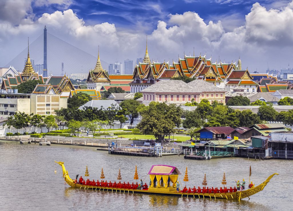 Thuyền rồng vàng lướt trên sông Chao Phraya trước Cung điện Hoàng gia Thái Lan rực rỡ