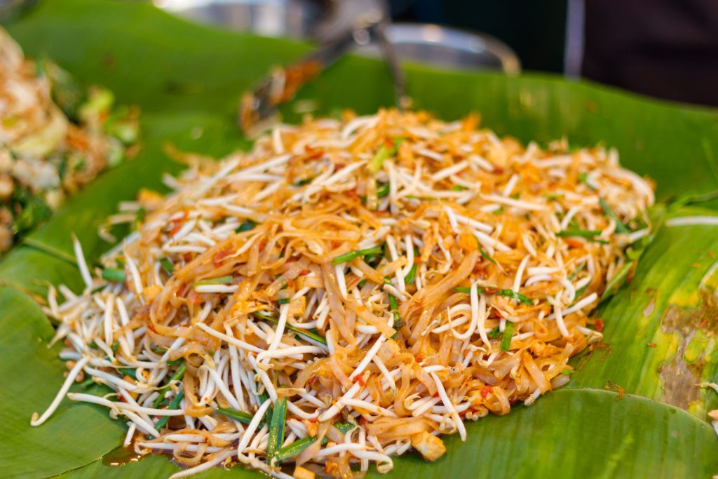 Món Pad Thai hấp dẫn được bày trên lá chuối xanh mướt tại Bangkok