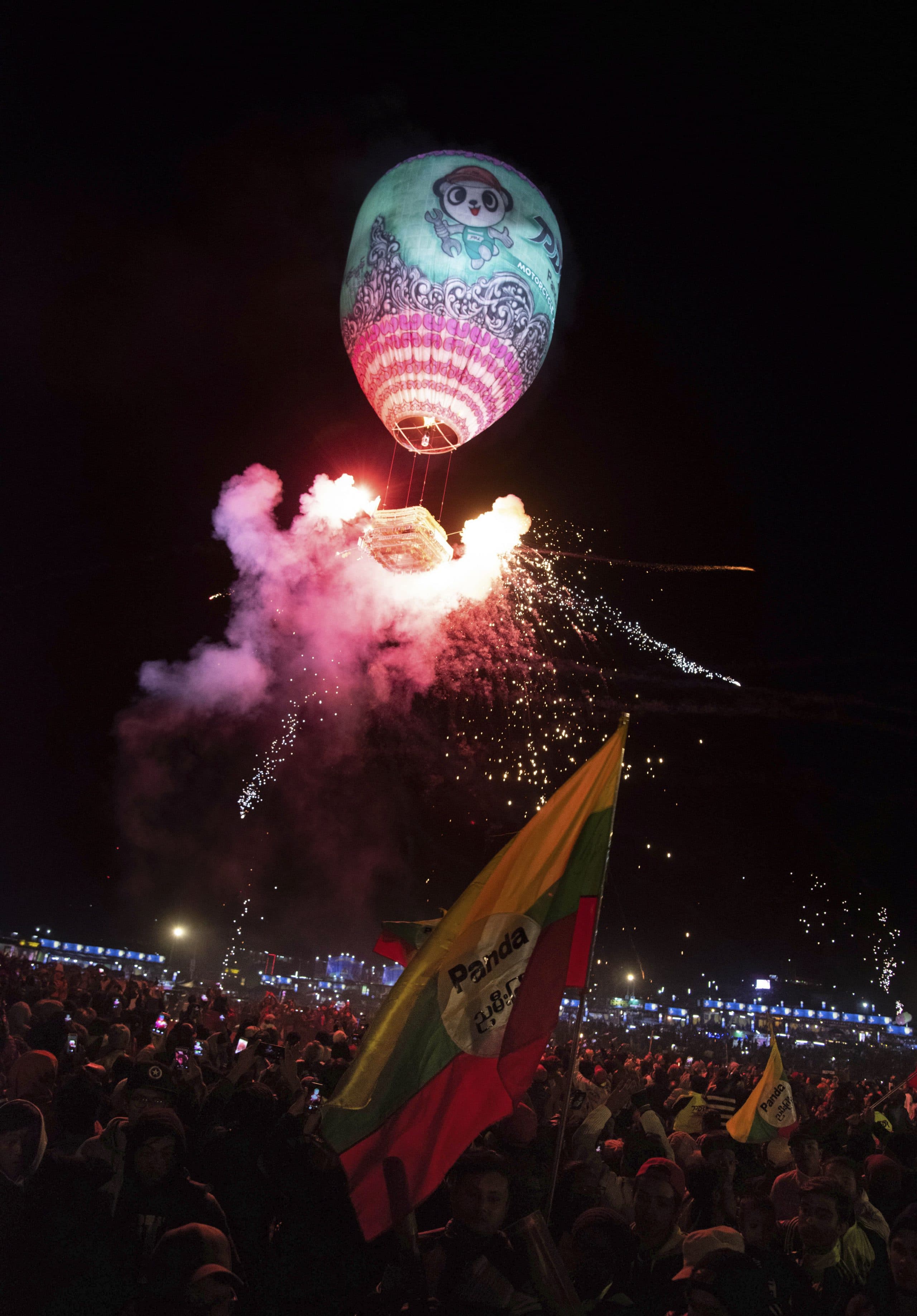 57- Lễ hội kinh khí cầu lửa Taunggyi Myanmar – Trần Tấn Vịnh