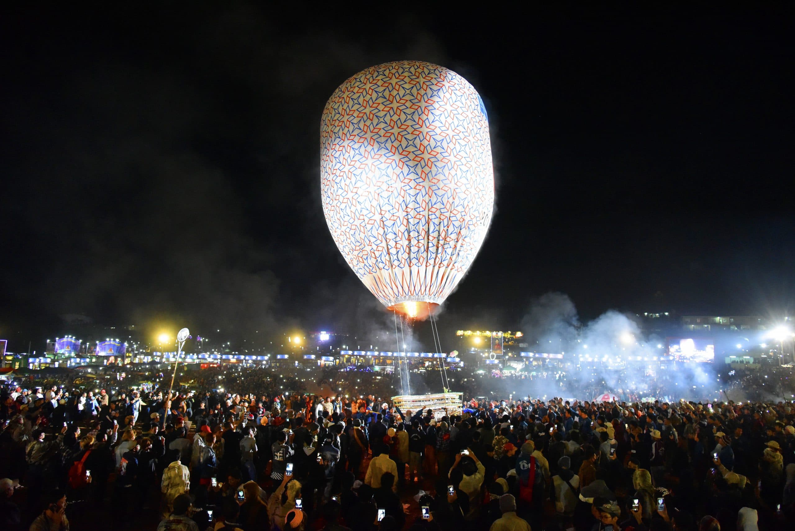 57- Lễ hội kinh khí cầu lửa Taunggyi Myanmar – Trần Tấn Vịnh