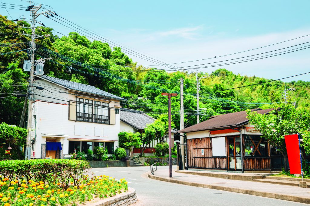 Phố xá yên bình với những ngôi nhà mái ngói nằm giữa đồi cây xanh mướt tại Fukuoka