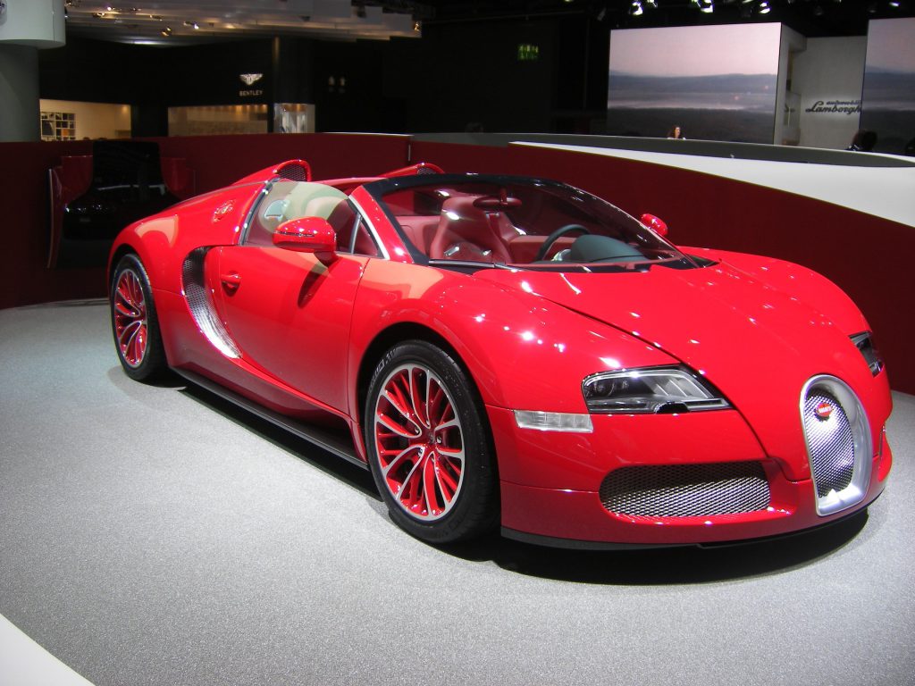 Siêu xe Bugatti Veyron Grand Sport màu đỏ nổi bật được trưng bày tại triển lãm ô tô.