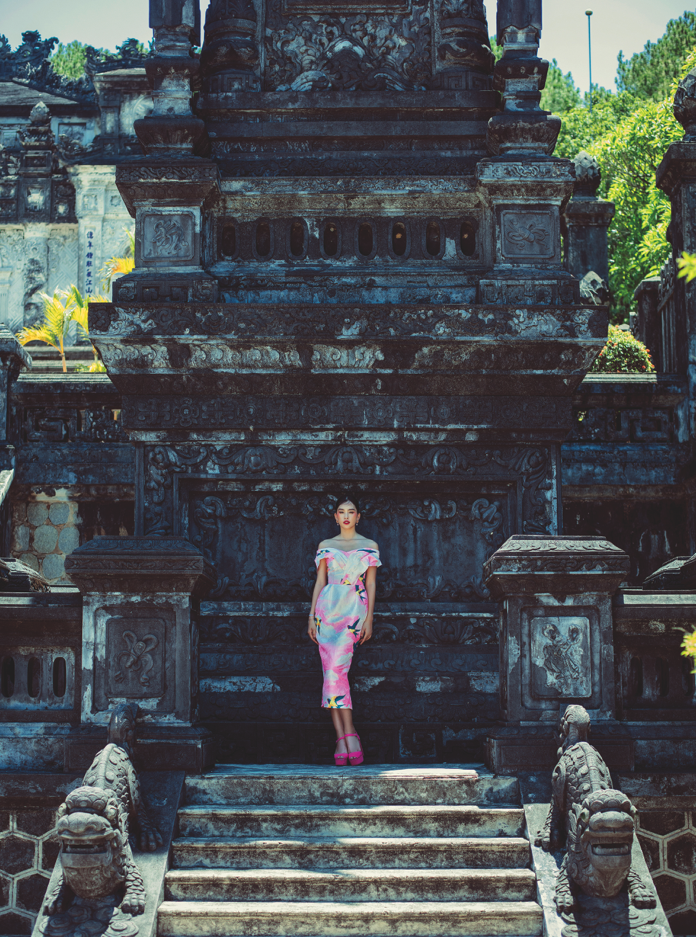 Người mẫu mặc váy đứng trước kiến trúc đền thờ cổ kính ở Bali