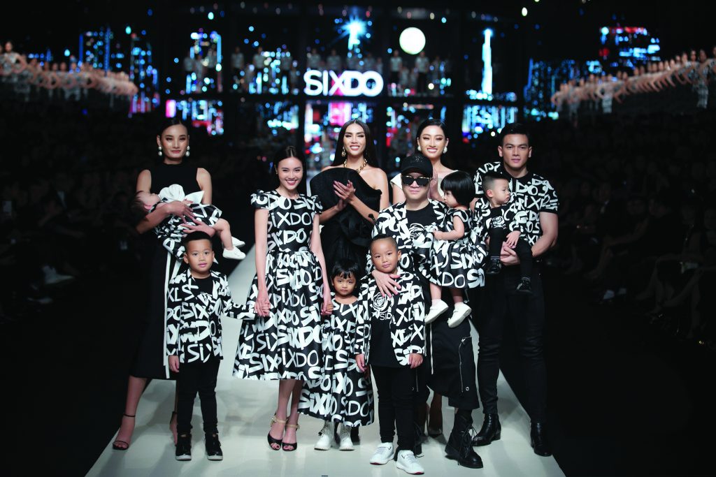 Nhà thiết kế Đỗ Mạnh Cường cùng dàn mẫu nhí và người mẫu trong show diễn thời trang SIXDO