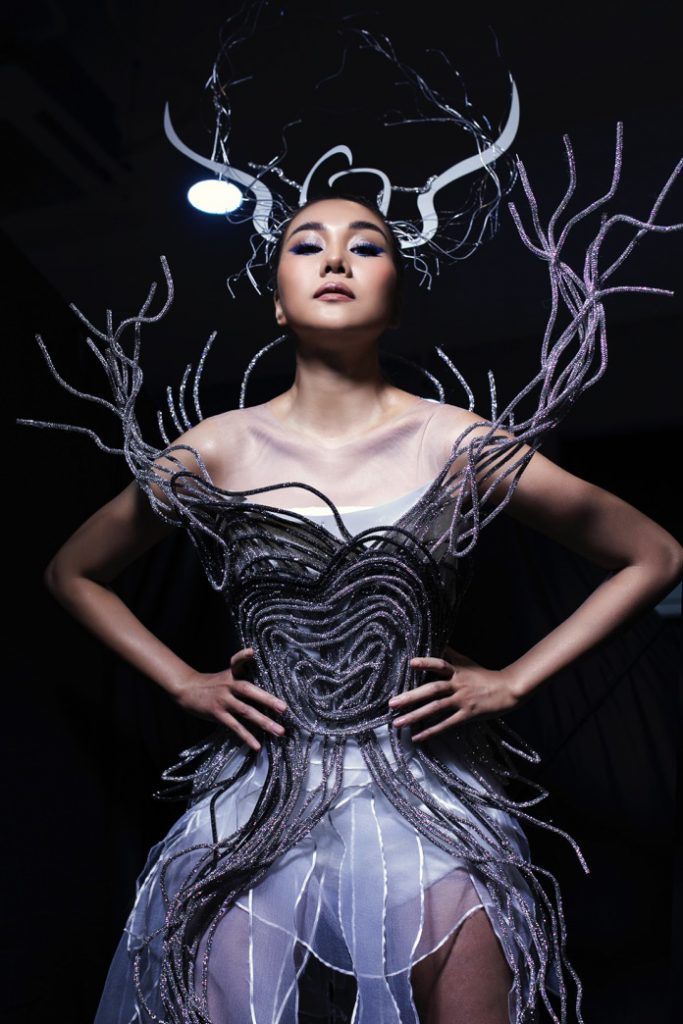 Siêu mẫu Thanh Hằng đầy thần thái trong hậu trường với bộ trang phục ấn tượng mang phong cách vị lai của Ivan Trần.