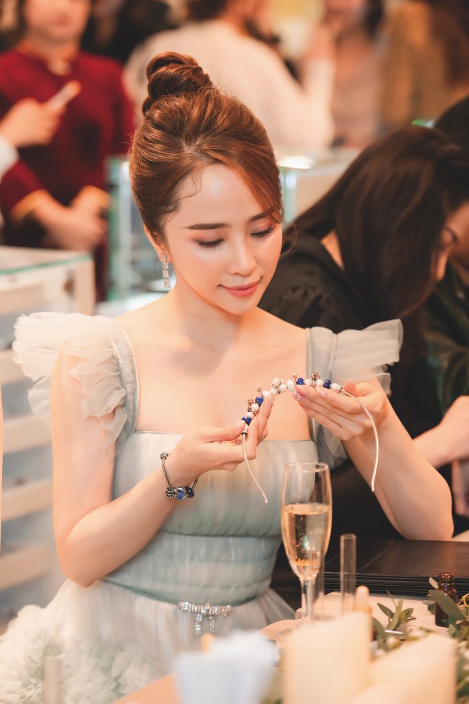 Ba người phụ nữ diện trang phục sang trọng tại sự kiện kỷ niệm của thương hiệu trang sức.