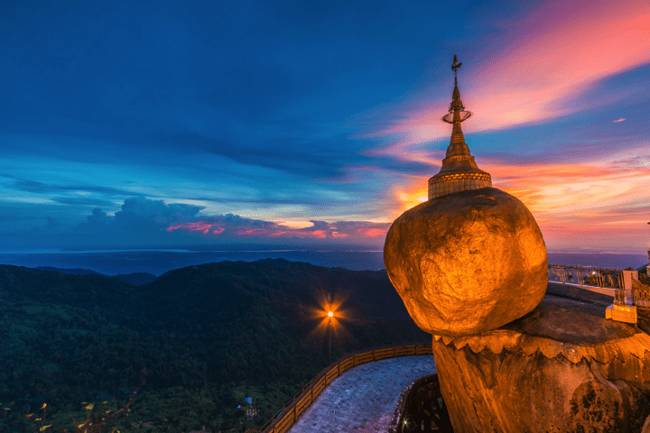 Chùa Vàng Kyaikhtiyo lấp lánh trên đỉnh núi Myanmar vào lúc hoàng hôn