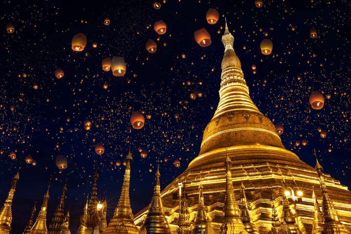 Chùa Vàng Shwedagon rực rỡ dưới bầu trời đêm đầy đèn lồng bay