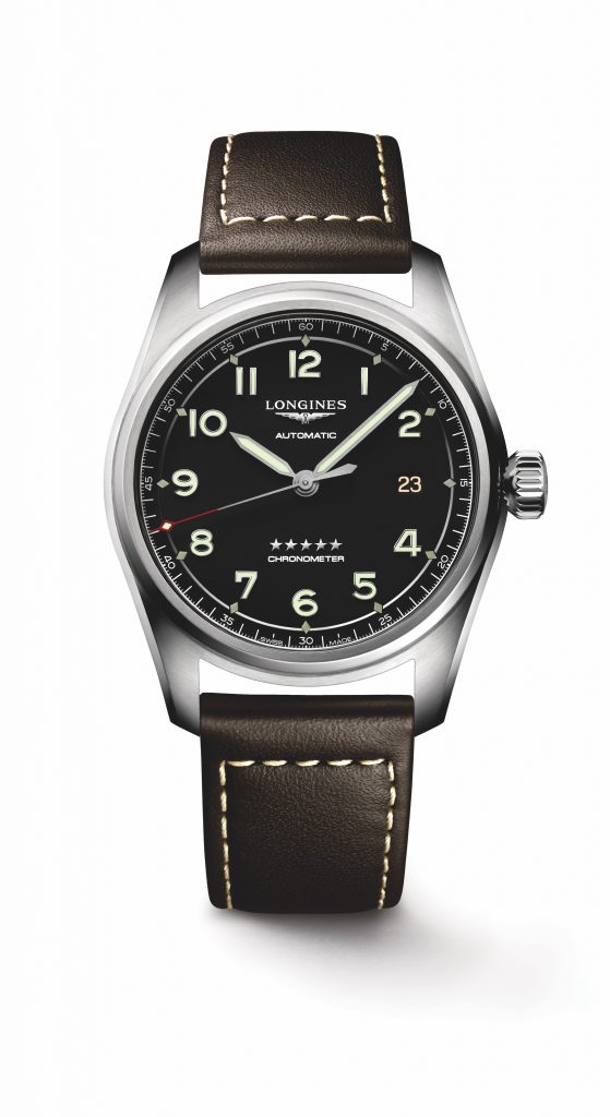 Đồng hồ Longines Spirit mặt số đen với dây da nâu và các chữ số phản quang.