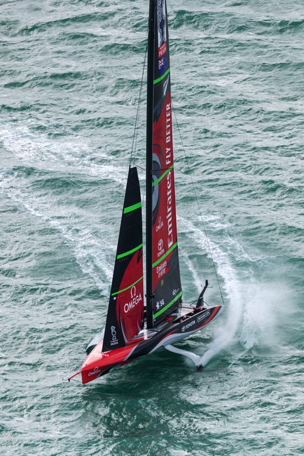 Thuyền buồm của đội Emirates Team New Zealand lướt trên mặt biển với biểu tượng nhà tài trợ Omega.