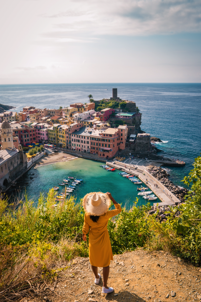 Cô gái nhìn ngắm ngôi làng ven biển Cinque Terre đầy màu sắc nước Ý