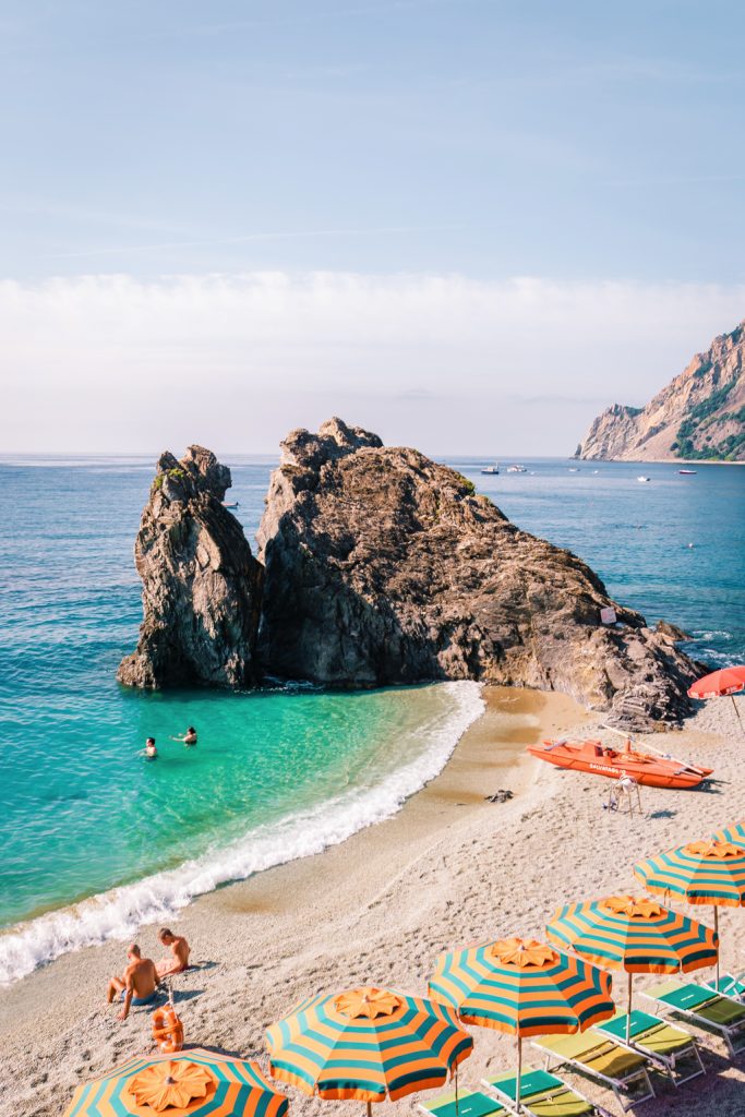Bãi biển Cinque Terre với nước biển xanh ngọc bích và những tảng đá lớn