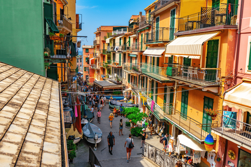 Phố cổ Cinque Terre với những ngôi nhà nhiều màu sắc và đường phố tấp nập người qua lại