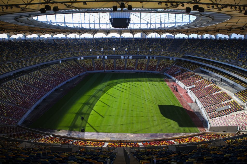 Hàng ghế khán đài đa sắc màu tại sân vận động Arena Națională ở Bucharest