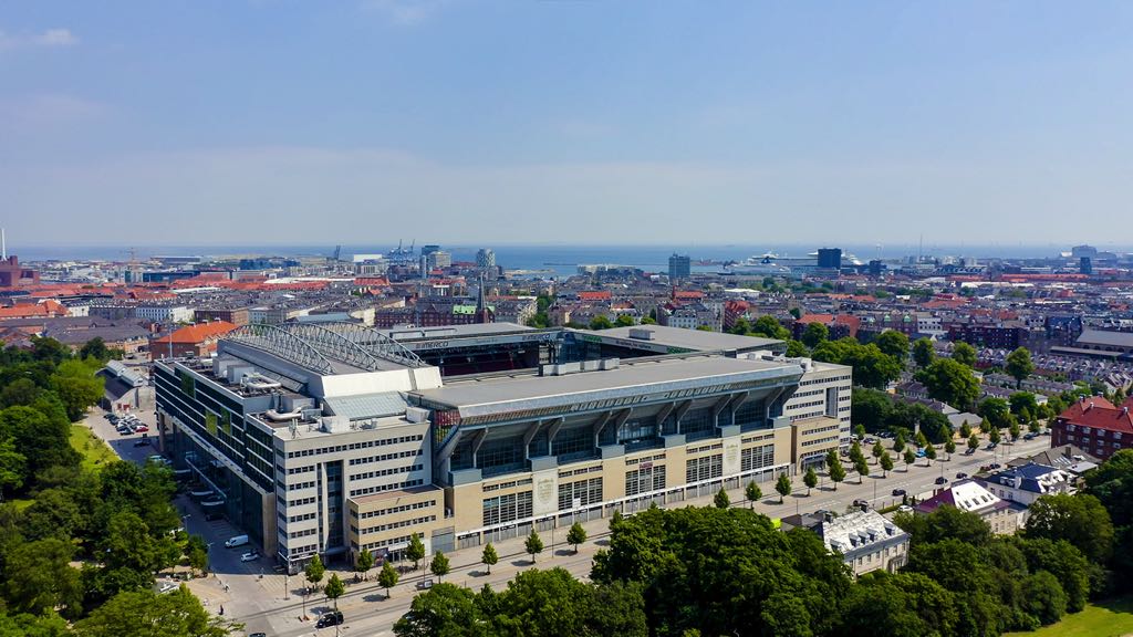 Khung cảnh sân vận động Parken yên bình giữa lòng thành phố Copenhagen xinh đẹp