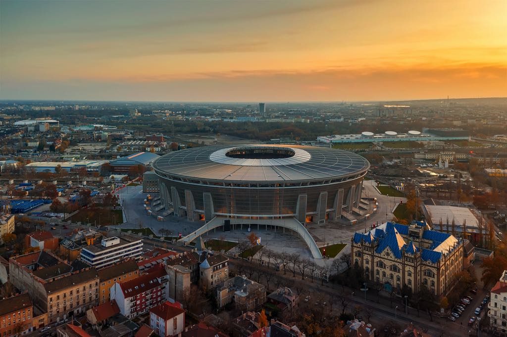 Góc nhìn từ trên cao chiêm ngưỡng toàn cảnh sân vận động Puskás Aréna ở Budapest