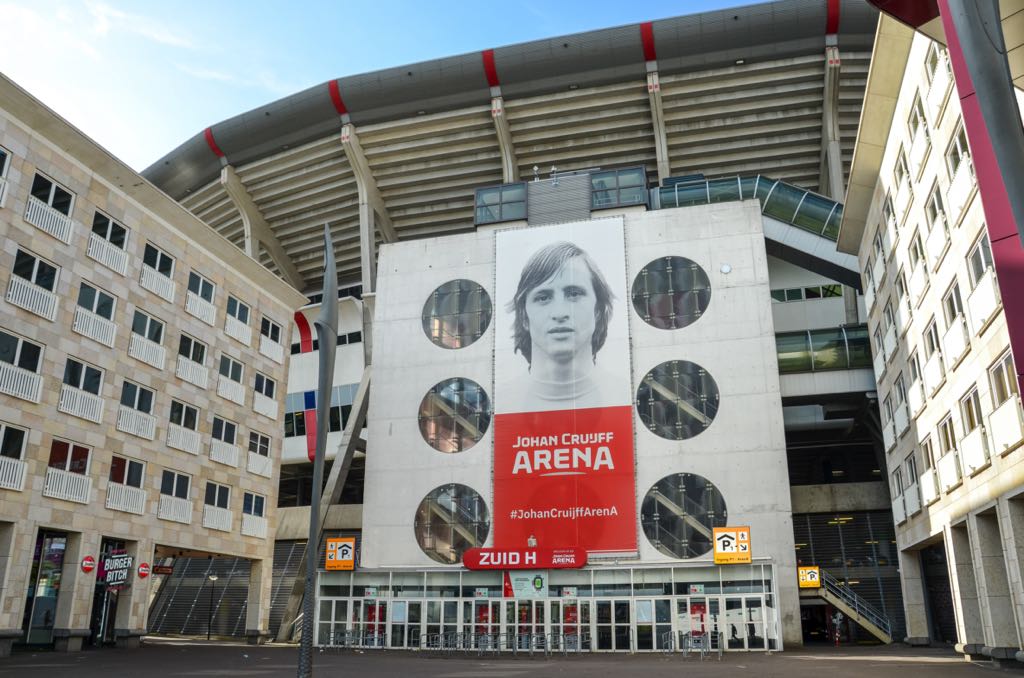 Mặt trước sân vận động Johan Cruijff ArenA ở Amsterdam với hình ảnh huyền thoại bóng đá