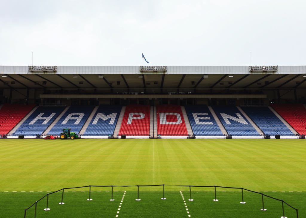 Mặt cỏ xanh mướt trước khán đài sân vận động Hampden Park tại Glasgow