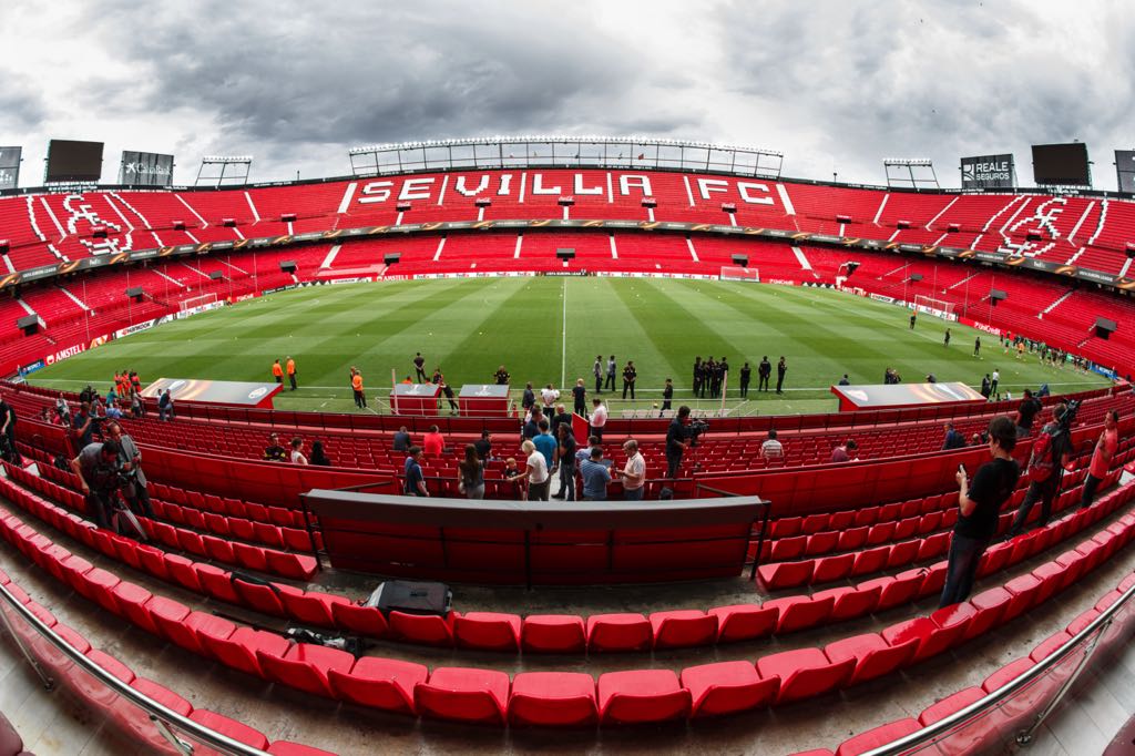 Góc nhìn rộng toàn cảnh bên trong sân vận động Estadio La Cartuja rực lửa ở Seville
