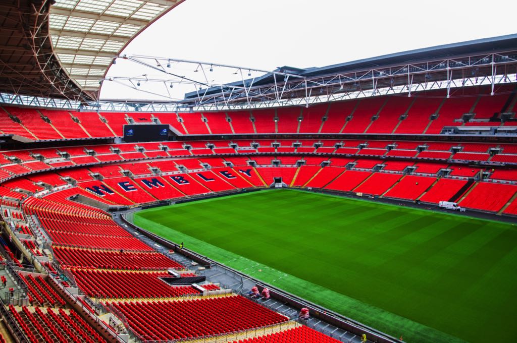 Quy mô hoành tráng với những dãy ghế đỏ của sân vận động biểu tượng Wembley tại London