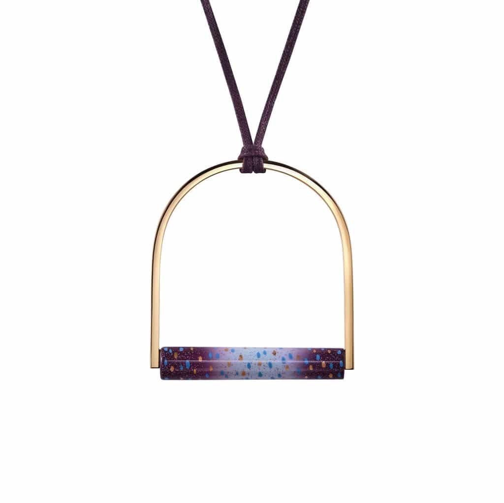 Cận cảnh một mẫu hoa tai vàng hình tròn với mặt đá màu tím huyền ảo đính các hạt kim sa lấp lánh