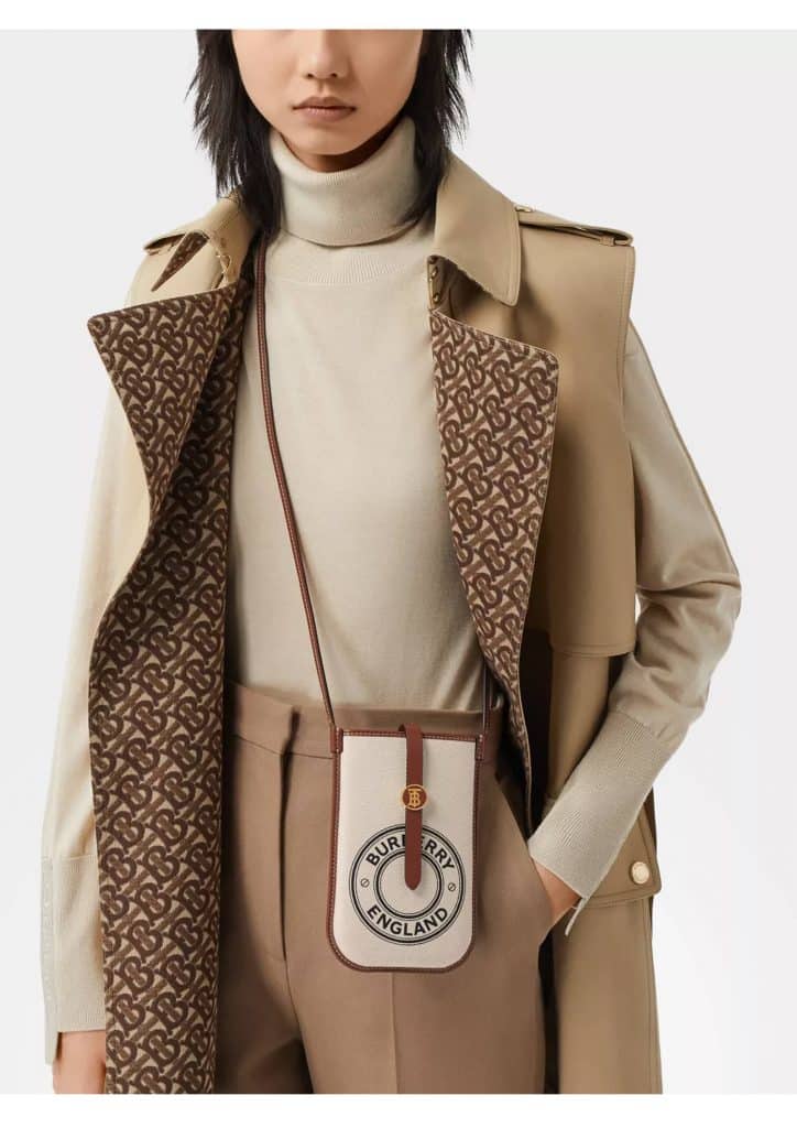 Người mẫu nữ mang túi đeo chéo mini đựng điện thoại Burberry bằng vải canvas và da nổi bật