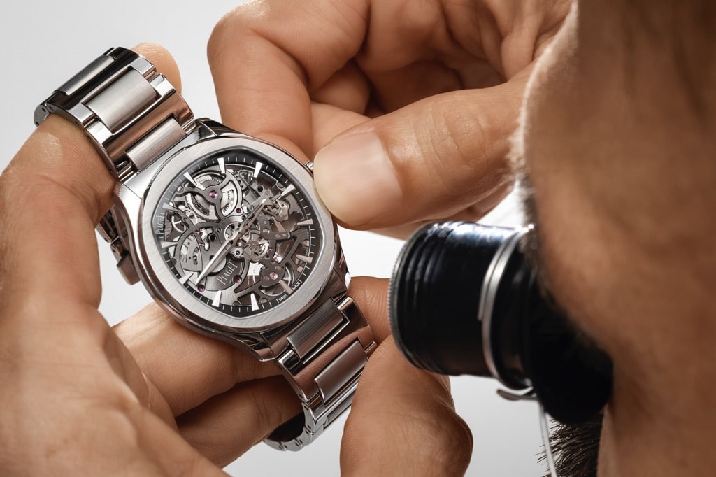 Nghệ nhân đồng hồ Piaget đang cẩn thận kiểm tra và lắp ráp chiếc đồng hồ Polo Skeleton tinh xảo