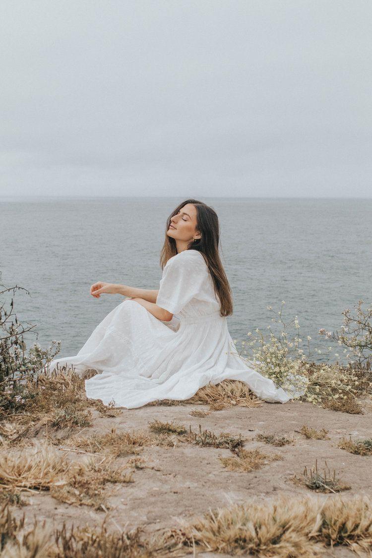 dam-trang-mang-lai-cam-giac-nu-tinh-tinh-khoi