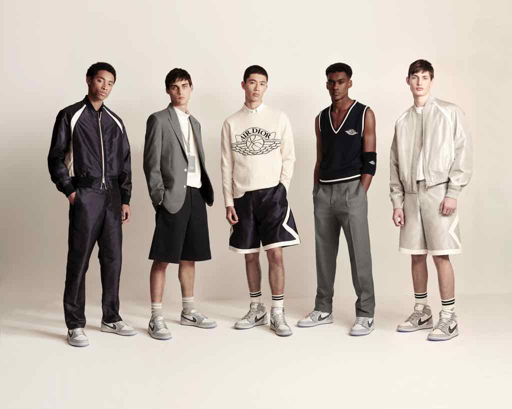 Nhóm người mẫu nam giới thiệu bộ sưu tập thời trang kết hợp giữa Air Jordan và Dior