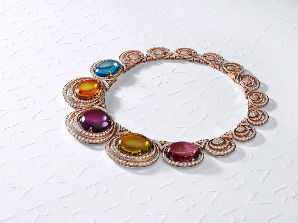Vòng cổ Bvlgari cao cấp đính các loại đá quý đa sắc màu mang vẻ đẹp lộng lẫy và đẳng cấp