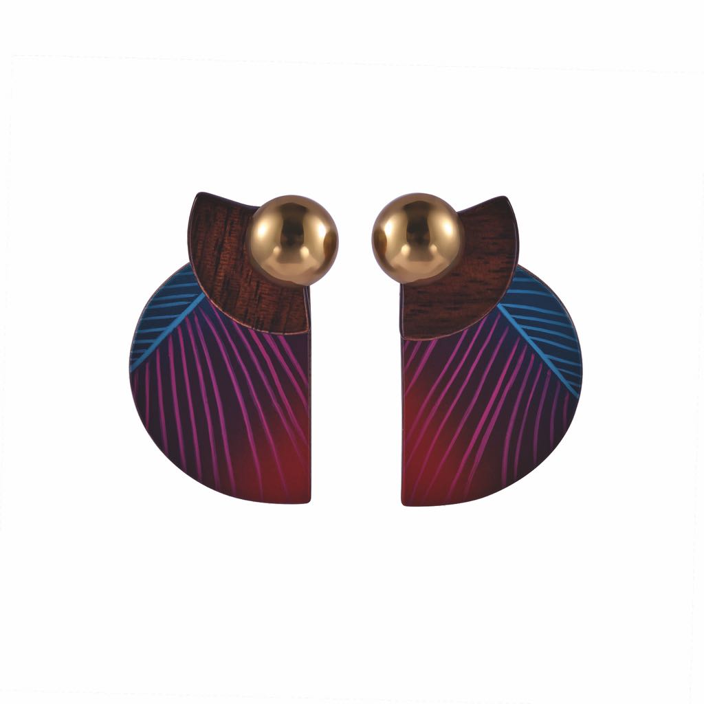 Đôi hoa tai mang thiết kế hiện đại với họa tiết sọc và quả cầu vàng nổi bật