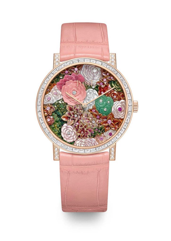 Đồng hồ Piaget Altiplano với mặt số chạm khắc hoa hồng rực rỡ và dây đeo da cá sấu màu hồng nữ tính