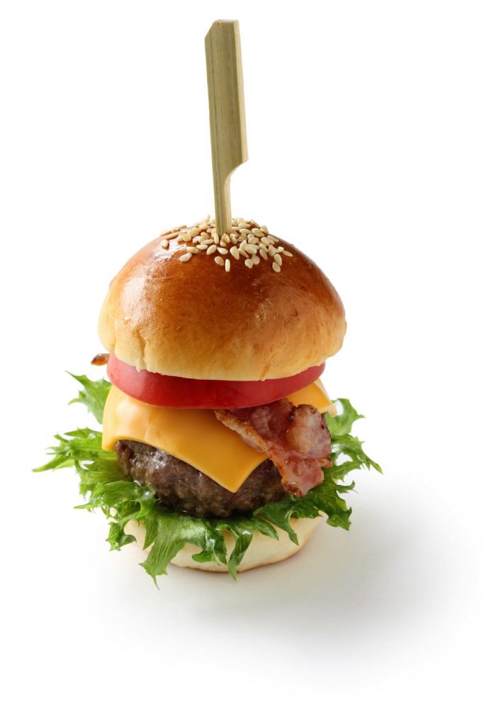 Bánh hamburger nhỏ với thịt bò phô mai rau xà lách và thịt xông khói