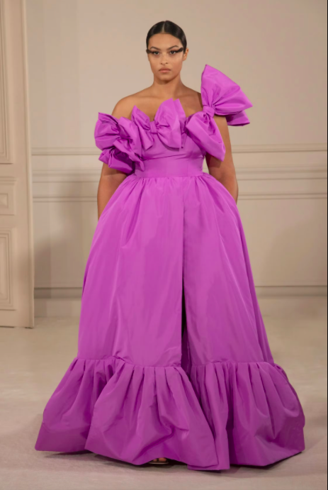 Người mẫu diện chiếc váy tím trễ vai bồng bềnh trong bộ sưu tập thời trang cao cấp