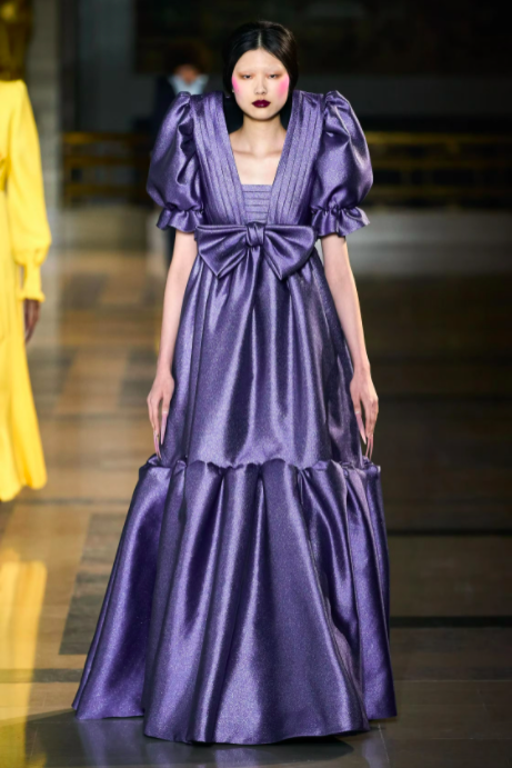 Người mẫu trình diễn váy tím lụa bồng bềnh trong bộ sưu tập thời trang cao cấp