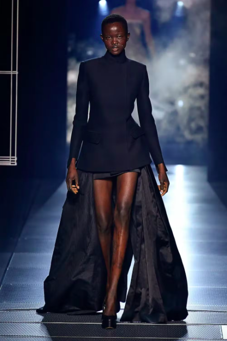 Người mẫu da màu trình diễn trang phục Haute Couture Xuân Hè 2022 với thiết kế độc đáo