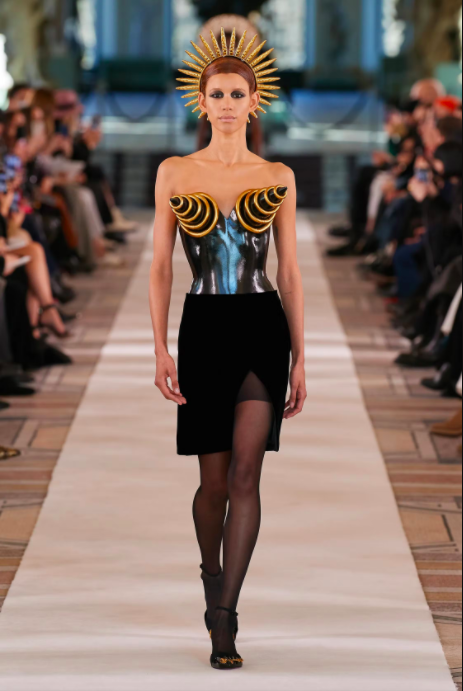 Người mẫu trình diễn thiết kế Haute Couture Xuân Hè 2022 với áo corset độc đáo và váy đen ngắn