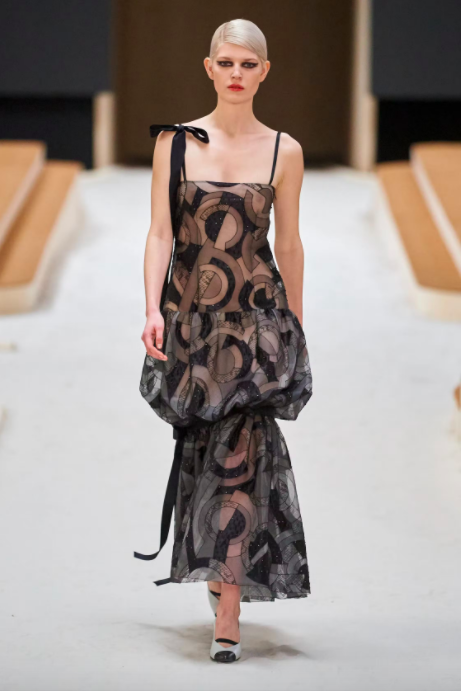 Người mẫu trình diễn váy Haute Couture Xuân Hè 2022 với họa tiết trừu tượng tinh tế