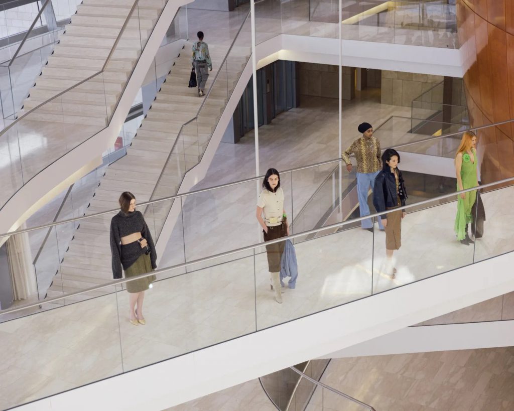 Người mẫu trình diễn trang phục trong không gian kiến trúc hiện đại ở Tuần lễ thời trang Copenhagen