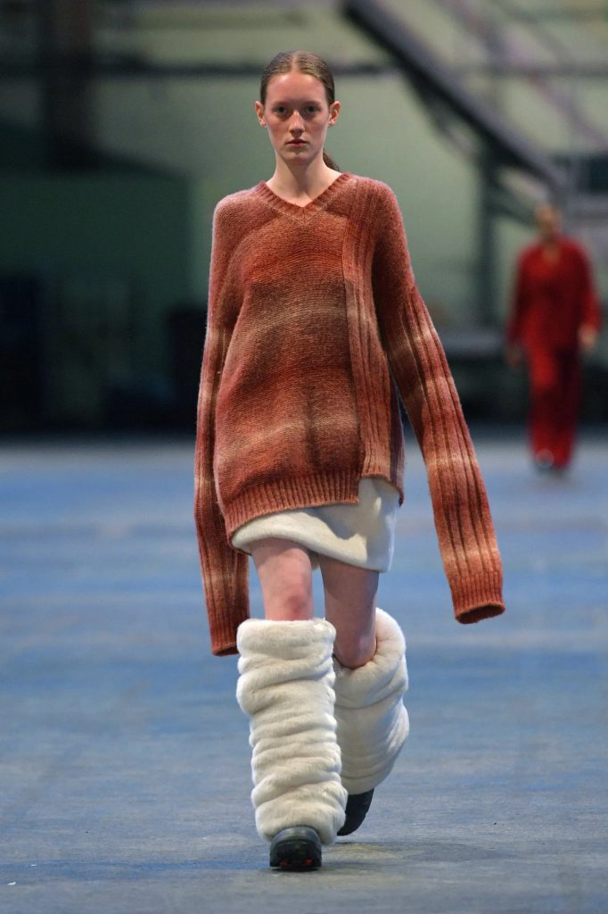 Người mẫu trình diễn trang phục len rộng thùng thình và ủng lông ấm áp trên sàn diễn