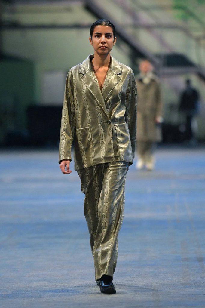 Người mẫu trình diễn bộ vest họa tiết da rắn trên sàn diễn thời trang