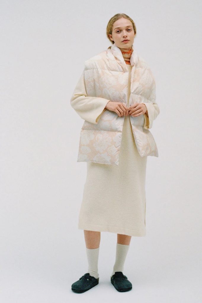 Người mẫu mặc áo khoác phồng và váy len màu kem trong buổi trình diễn thời trang