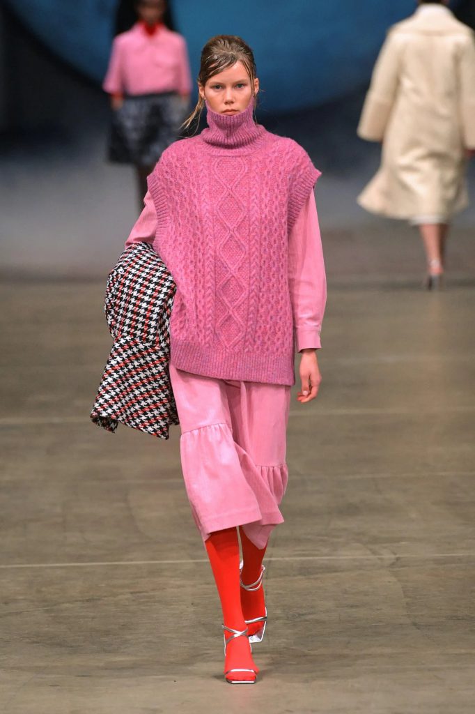 Người mẫu trình diễn trang phục màu hồng tại Tuần lễ thời trang Copenhagen