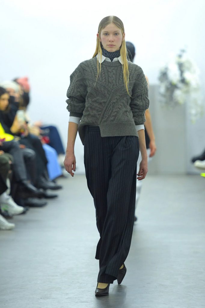 Người mẫu trình diễn trang phục áo len và quần pinstripe tại Tuần lễ thời trang Copenhagen
