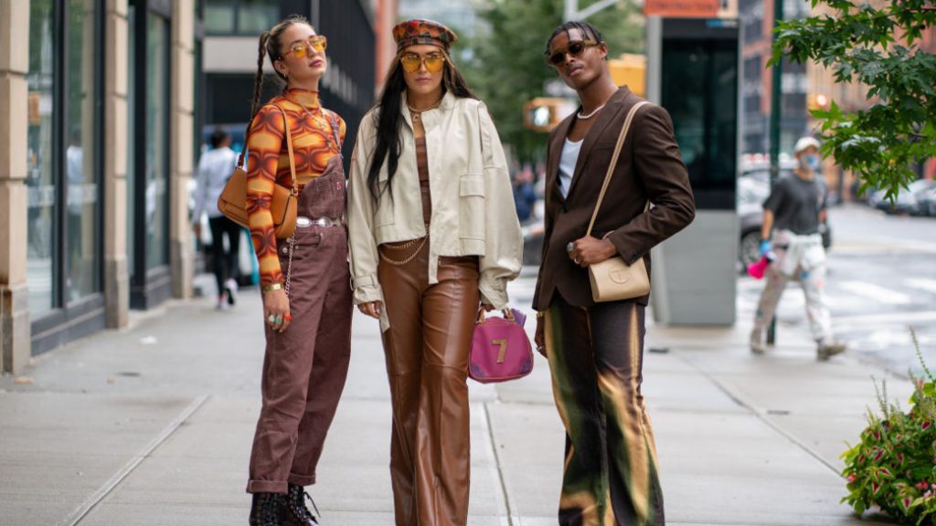 Ba người mẫu mặc trang phục đường phố thời trang cá tính trên phố