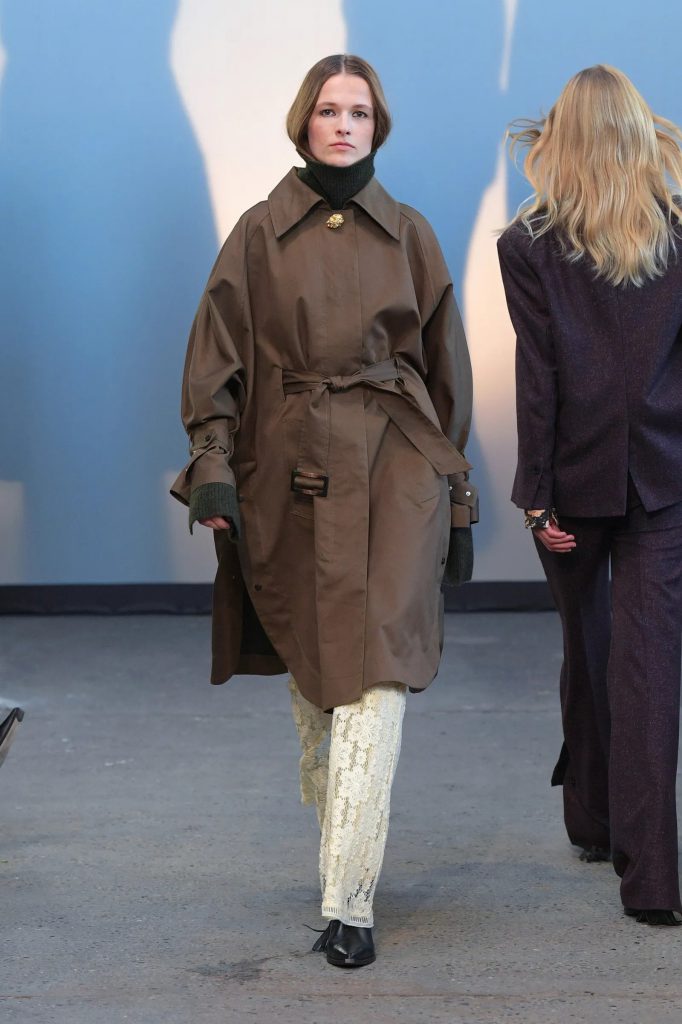 Người mẫu trình diễn áo khoác dáng dài và quần hoa văn tại Tuần lễ thời trang Copenhagen