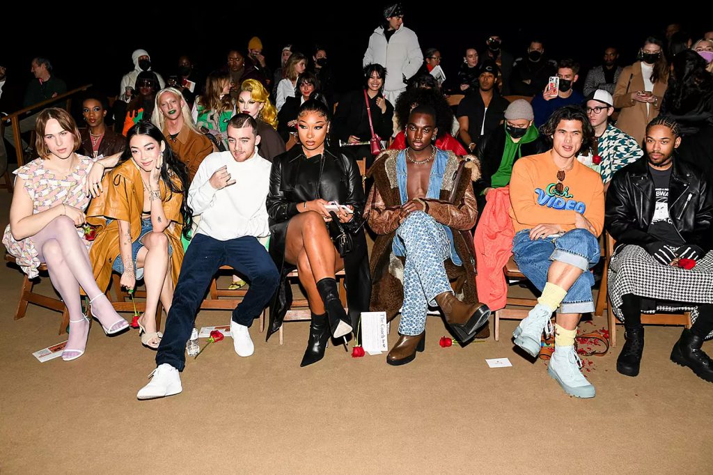 Khán giả phong cách ngồi xem trình diễn thời trang đường phố hiện đại