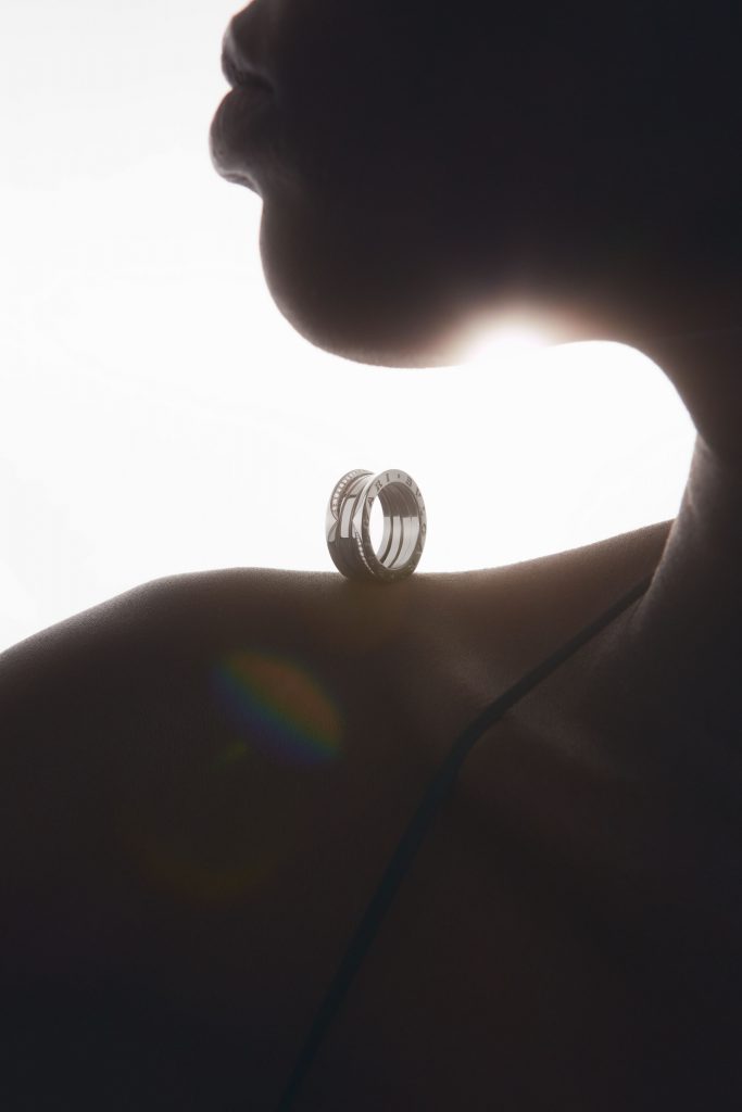 Hai chiếc nhẫn B.zero1 New Classic nằm trên vai người mẫu nhìn nghiêng dưới ánh sáng